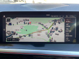 【純正ナビゲーション】BMWのナビゲーションは操作性も良く、詳細な地図情報と交通状況を見やすく表示し、快適なドライビングをサポートしながら目的地までナビゲートします。