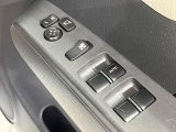 【電動格納ミラー】サイドミラーは電動格納式となっており、狭い駐車場でもキズがつくリスクを抑えられます。