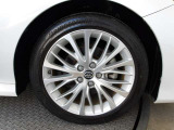 スタイリッシュなデザインの純正18インチアルミ!タイヤサイズは235/45R18です
