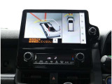 パノラミックビューモニター装備!サイドクリアランスビュー/コーナリングビュー・車両に取り付けたフロント、サイド、バックカメラの映像を合成して画面上に表示させ、車両をうしろ上空から見たような映像を表示。