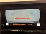 後方の見える安心をお届けするバックガイドモニター付:バックするときのアシストラインもあって楽々バック!車庫入れや縦列駐車をサポートし、苦手な駐車も安心です!今やもう手放せない装備ですネ♪