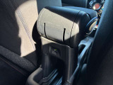 後部座席にも携帯の充電に便利なUSBポートが付いています!