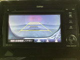 ギヤをR(バック)に入れるとディスプレイオーディオの画面に後ろの映像が映るリアカメラ付です。後退時、コンディションが悪い視界でもカラーバックモニターがドライバーをサポートします。