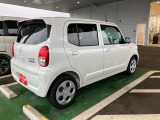右斜め後ろからの特徴的なフォルム。狭い路地裏でも運転しやすそうな小回りが利くコンパクトボディ♪