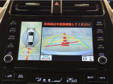バックガイドモニター付きです。車の後方に小型カメラが付いており、バックする際の後方の様子をモニター上に表示します。