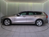 当店の認定中古車(VOLVO APPROVED CAR)はメーカー基準の車齢・走行に応じた内外装・機関の176項目もの項目に厳密な点検を実施。すべての基準を満たした自信を持ってお届けする中古車です。
