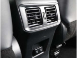 後席用にもエアコンの吹き出し口があり快適です。どの席に座っても快適なドライブが楽しめます♪
