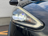 【LEDヘッドライト】悪天候や夜間走行時も良好な視界を確保し安心して運転できる高輝度LEDヘッドライトを装備!点灯速度が早く、消費電力も抑えられています。