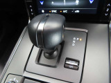 MX-30のスムーズな走りを支える6ATのシフトレバーは、ハイブリッド式のシフトパターンを採用しています。