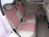 後部座席も気になるようなキズ・汚れやへたり等、大きなダメージはなく、良好な状態です。