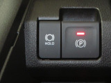 電動パーキングブレーキ&オートブレーキホールド機能付。「HOLD」スイッチを押しシステムONの状態にしておくことで信号待ちでブレーキを踏んで停車時ブレーキペダルから足を離してもブレーキを保持。楽です。