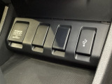 アクセサリーソケットはUSBのアダプターなどをつければ、スマホの充電にも使えます。横にはナビゲーション用の外部入力可能なUSB端子がついており、周辺には物が置けるトレーがついています。