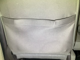 【収納】後部座席収納。散乱しがちな小物を収納するのに便利です。お子様のおもちゃやティッシュボックス、書類等様々なものの収納が可能です。