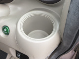 運転席と助手席にはドリンクホルダーがあります。取りやすい位置にありますからドライブも楽しくなりますね!