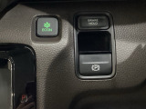 セレクトレバーの右に電子制御パーキングブレーキがあります。スイッチひとつで、停車した地点の傾斜などをシステムが検知・判断してブレーキ力を自動的に最適制御し、しっかり停車できるパーキングシステムです。