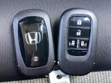☆スマートキー☆ドアの開錠・施錠はもちろんですが、エンジンをかけるときも鍵を取り出さなくて大丈夫ですよ♪両手に荷物をお持ちの時でも、大変便利で使い易い装備です☆
