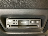 ハンドルの右下にETCがついています。高速道路の料金所の通過も楽々です!。 カードの取り出しもしやすい場所についています。