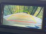 【バックカメラ】駐車時に後方がリアルタイム映像で確認できます。大型商業施設や立体駐車場での駐車時や、夜間のバック時に大活躍!運転スキルに関わらず、今や必須となった装備のひとつです!