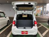 バックドアは雨でも荷が濡れにくい上開き跳ね上げ式。レジャーやショッピングの荷物も積みやすそうですね!
