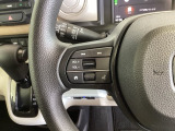 ステアリングにオーディオ操作スイッチが付いています。オーディオ画面に直接タッチしなくても操作が出来ますので、運転に集中できます。