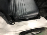 痛みの出やすい運転席シートの角、フロアマット、座面、ともに良好です