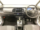 車内は光触媒抗菌消臭施工済です。スタイリッシュなデザインで暖かみのあるインパネ周りを演出します。グローブボックスやカップホルダーのほかにトレーなどたくさんの収納スペースが装備されています。