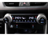 運転席と助手席、それぞれ温度調節ができ、オールシーズン快適なオートエアコンとなっております!