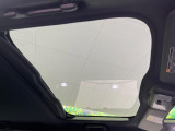 【ガラスルーフ】ガラスルーフ搭載で車内の解放感が一気にアップ!開放的なドライブをお楽しみいただけます。