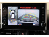 パノラミックビューモニター付きです。車両を上から見たような映像をディスプレイオーディオ画面に表示。運転席からの目視だけでは見にくい、車両周辺の状況をリアルタイムでしっかり確認できます。