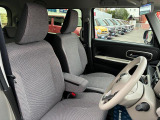【フロントシート】インパネにシフトが付いているので足元広々!運転席から助手席の移動も楽々♪どちらからでも乗り降り出来るので、狭い場所の乗り降りも楽ちんですよ♪