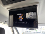 【後席モニター(フリップダウンモニター)】後部座席からも、DVDや映画・ライブ映像など様々な動画が楽しめドライブが退屈しません!※機種によって接続できる映像が異なります。