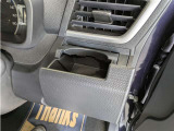 便利なカップホルダーを装備しています。 缶ジュースを開けて運転していると振動で倒れないかヒヤヒヤ、意外と置き場に困るもの。 意外に重要な装備ですね。