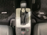 CVT車のセレクトレバーです。低速から高速まで、変速ショックのないスムーズな走りと、エンジン効率のよい領域を維持して燃費にも貢献します。サイドブレーキはスイッチ操作の電子制御パーキングブレーキです。