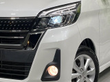 【LEDヘッドライト】悪天候や夜間走行時も良好な視界を確保し安心して運転できる高輝度LEDヘッドライトを装備!点灯速度が早く、消費電力も抑えられています。
