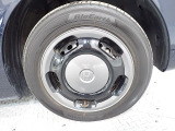 ホイールは車のデザインにマッチした専用タイプです。