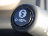 ★マルチビューカメラ★ワイパーレバー先端の「CAMERAスイッチ」を押すことで、車を上空から見下ろしたような映像をカーナビ画面に映し出し、車庫入れや縦列駐車をサポートしてくれます♪