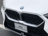 左右のキドニー・グリルの中心にはBMWのエンブレムが鎮座し、個性を放つデザイン性を兼ね備えました。