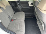 リアシートも前席同様広々としておりますので、後部座席にお乗りの方も快適に過ごして頂けます。