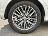 19インチ純正アルミホイール装備 全車両に標準装備の純正アルミホイールは、純正ならではのバランスの良いデザインと、走行安定性をお楽しみ頂けます。