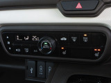 エアコンはオートエアコンでお好みの温度調整が出来、オールシーズン快適にドライブできます!フロントシートの座面に2段階調節のシートヒーターを内蔵。身体を直接温めることができます。