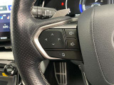 運転中、オーディオの操作をしてて、ハッとしたことはありませんか?ステアリングスイッチは、運転中でもハンドルでオーディオの操作が可能です。安全なドライブをサポートします。