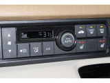 フルオートエアコンが装備されています!お好みの温度設定をするだけでエアコンの風量やモードの切り替えを自動でコントロールしてくれます!ユーザーの操作が少なく燃費走行にもつながります!