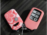 スマートキーです。乗り降り時のドアロックやエンジンの始動が、鍵を取り出さないで楽にできます!荷物が多いときにも助かります!