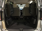 3列目シートを跳ね上げればラゲッジスペースを更に広く使えます。