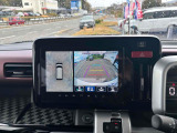 全周囲や後方確認に便利で安全な全方位型モニターとバックカメラも装備しています。