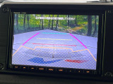 【バックカメラ】駐車時に後方がリアルタイム映像で確認できます。大型商業施設や立体駐車場での駐車時や、夜間のバック時に大活躍!運転スキルに関わらず、今や必須となった装備のひとつです!