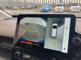 パノラミックビューカメラで周囲を確認しながら駐車。死角の障害物に車体を擦るリスクが軽減されます