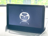 【マツダコネクト8インチナビ】車内の雰囲気にマッチした一体型タイプのナビ。各種車輌設定やBluetooth再生等、様々な機能が楽しめます。直感的なダイヤル操作が可能で、使い勝手も良好です。