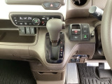 足元スッキリ、インパネシフトです。パーキングブレーキは電子制御パーキングブレーキタイプなので、運転席と助手席の間がスッキリしています。