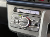 【オートエアコン】一度お好みの温度に設定すれば、車内の温度を検知し風量や温度を自動で調整。暑い&hellip;寒い&hellip;と何度もスイッチ操作をする必要はありません。快適な車内空間には必須の機能ですね♪